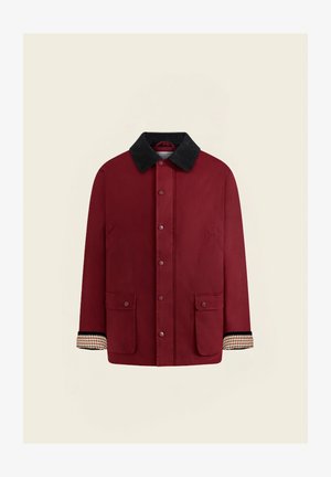 Chaqueta para hombre de color rojo oscuro con cuello negro, cierre de botones, dos bolsillos delanteros con solapa y puños interiores de manga con estampado de cuadros.