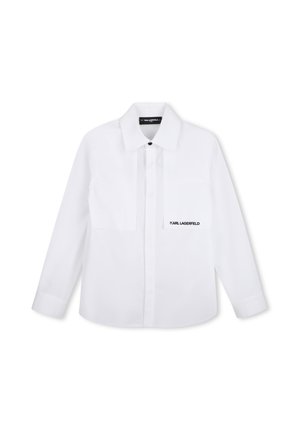 Chemise blanche à manches longues avec un col large, des boutons cachés sur le devant et le texte "Karl Lagerfeld" sur la zone de la poche.
