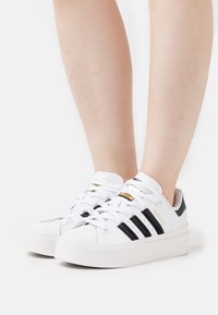 adidas Originals SUPERSTAR BONEGA - Matalavartiset tennarit - white/core black/gold