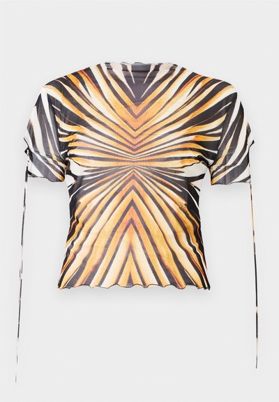 Majica kratkih rukava od laganog materijala s geometrijskim uzorkom u crnoj, narančastoj i krem boji, s valovitim rubom i vezanjem.