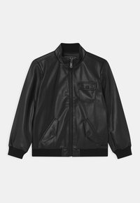 Zwarte leren bomberjack met een ritssluiting aan de voorkant, ribgebreide manchetten en onderrand, twee voorkeuzes en een klein borstzakje. Glad textuur en aansluitend ontwerp.