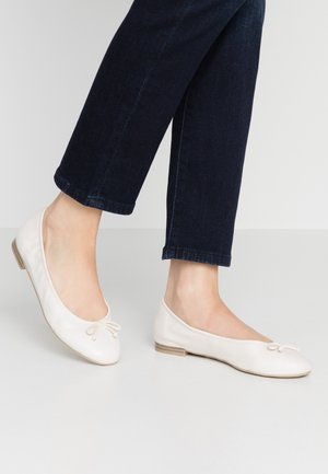 Weiße Leder-Ballettschuhe mit runder Zehenpartie und einem kleinen Schleifenakzent vorne. Leichtgewicht mit minimalem Absatz und glatter Textur.