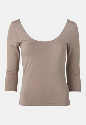 Top ajustat dintr-un material bej moale, cu un decolteu larg în formă de bătăi și mâneci trei sferturi, cu o textură netedă și fără modele vizibile.