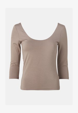 Top ajustat dintr-un material bej moale, cu un decolteu larg în formă de bătăi și mâneci trei sferturi, cu o textură netedă și fără modele vizibile.