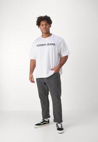 Tommy Jeans BOLD CLASSICS TEE  - Camiseta estampada - white