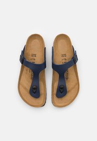 Sandali infradito sintetici blu con design a strappo e fibbia regolabile. Suola in sughero con superficie testurizzata, caratterizzata dal logo del marchio.