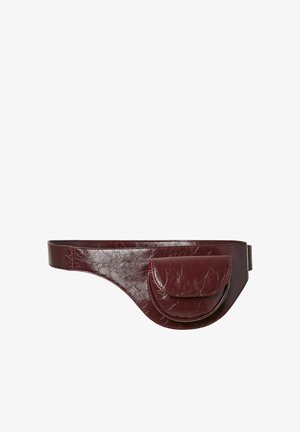 Tamno burgundski kožni pojasni ranac s malim zaobljenim džepom i poklopcem, dizajniran za nošenje oko struka ili kukova.