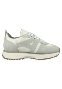 Jasnoszare sneakersy z kombinacji zamszowych i materiałowych, z białymi sznurowadłami, wyściełaną podeszwą i teksturowaną gumową podeszwą zewnętrzną.