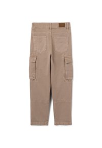 Beige cargobroek met een relaxte pasvorm. Kenmerken zijn onder andere meerdere zijzakken, achterzakken en gestikte kniestukken. Katoenen materiaal.