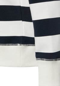 Detail eines marineblau-weiß gestreiften Sweatshirts mit gerippten Bündchen und Saum, sichtbaren Nähten und strukturierter Stoffoberfläche.