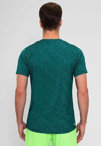 BIDI BADU SPIKE CREW TWO COLORED TEE - Camiseta estampada - dunkelgrün grün