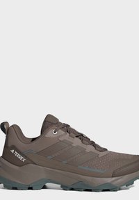 Brązowy but trekkingowy Adidas Terrex z wytrzymałą podeszwą, meshową cholewką i sznurowaniem, pokazany z boku na jednolitym tle.