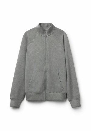 Giacca grigia con cerniera integrale, collo alto, maniche lunghe, polsini a costine e tasca a marsupio frontale su sfondo bianco.