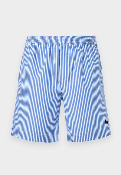 Κοντό παντελόνι με κάθετες μπλε και λευκές ρίγες, ελαστική μέση και μικρό μαύρο λογότυπο στο κάτω αριστερό πόδι.