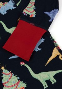 Mörkblå långärmad pyjamatopp med färgglada mönster av dinosaurier och julgranar. Röda ribbade muddarna har sydda kanter. Mjuk tyg.