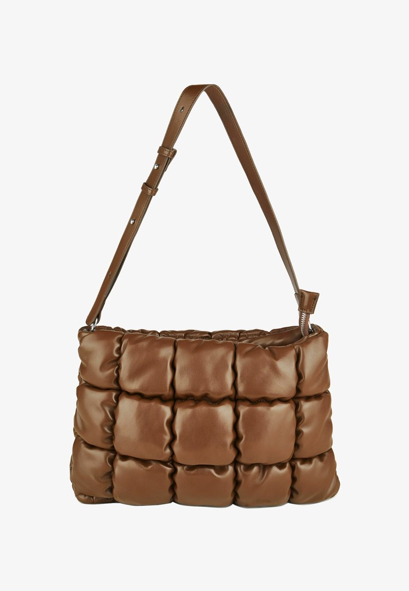 Bruine, gewatteerde leren schoudertas met verstelbare riem en rechthoekig doorgestikt patroon, ritssluiting aan de bovenkant.