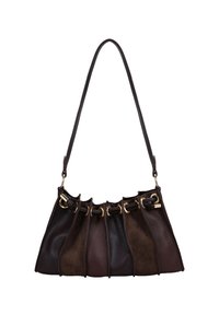 Bolso de mano de piel marrón con un diseño fruncido, que presenta texturas y colores alternos, acentos en dorado y una correa para el hombro.