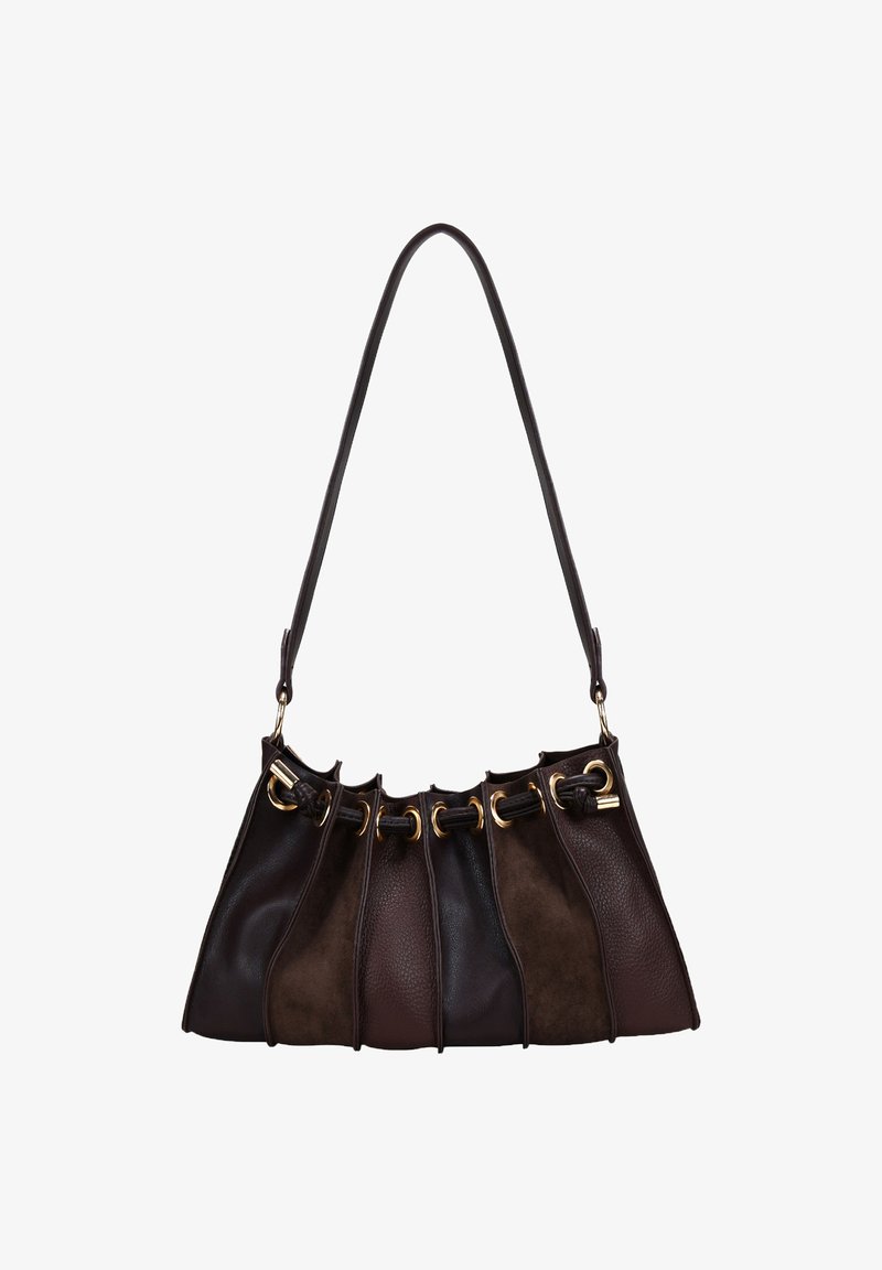 Bolso de mano de piel marrón con un diseño fruncido, que presenta texturas y colores alternos, acentos en dorado y una correa para el hombro.