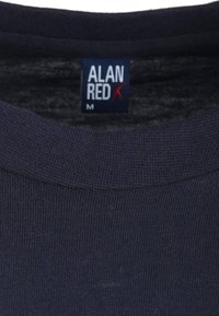 Navyblauw katoenen T-shirt met een ronde hals. Voorzien van een merketiket bij de kraag. Gelaagd textuur en ribbelstof. Maat M.