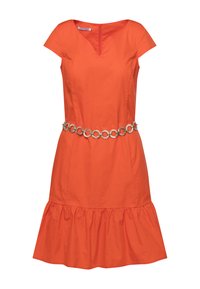 Oranje katoenen jurk met een aansluitende bodice, korte mouwen, V-hals en een geregen zoom. Heeft een zilveren ronde riem als accent.