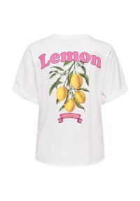 Λευκό T-shirt με γυρισμένα μανίκια που έχει σχέδιο κλαδιού λεμονιάς, ροζ κείμενο "Lemon" πάνω και ροζ πανό "Sorrento" κάτω στην πλάτη.