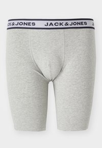 Boxeri gri dintr-un material moale, cu o bandă elastică de culoare bleumarin închis, pe care este inscripționat logo-ul "JACK & JONES" în litere albe.