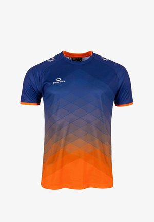 T-shirt de sport à manches courtes en bleu avec un motif dégradé passant à l'orange. Il présente un col rond et un logo de marque subtil sur la poitrine.