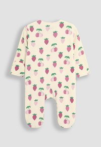 Helle Creme Onesie mit langen Ärmeln, das ein sich wiederholendes Muster von pinken Erdbeeren und Kirschdesigns aufweist. Weicher gerippter Stoff.