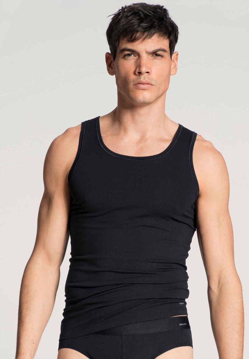 Zwarte katoenen tanktop met een ronde halslijn en slanke schouderbandjes. Beschikt over een aansluitend ontwerp en een soepele textuur. Merkenlogo zichtbaar op de tailleband.