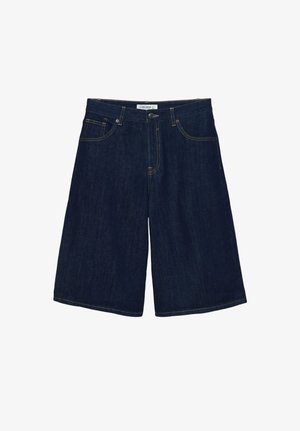 Dunkelblaue Jeans-Shorts in Kniehöhe mit Knopf- und Reißverschluss, vorne und hinten Taschen sowie kontrastierende Nähte.