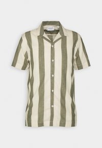 Chemise à manches courtes avec rayures verticales vert olive et crème, col classique, et boutons blancs sur le devant.