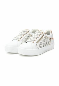 Zapatillas blancas con acentos dorados, con un diseño perforado, punta redonda, cierre de cordones y una suela de goma plana y texturizada.
