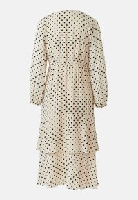 Sukienka w groszki z kremowym tłem i czarnymi kropkami, elastycznym paskiem w talii, długimi rękawami oraz falbanami na dole.