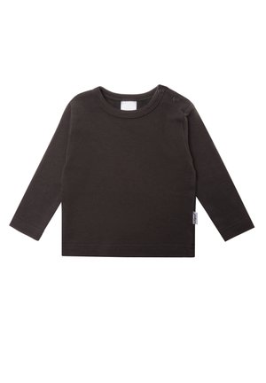 Dunkelbraunes langärmliges Baumwolloberteil mit rundem Ausschnitt, Schulterdruckknöpfen und einem kleinen Seitenetikett zur Markenkennzeichnung. Glatte Textur und schlichtes Design.