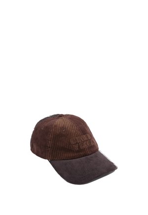 Gorra de béisbol marrón de pana con visera curvada y texto bordado en el panel frontal sobre fondo blanco.