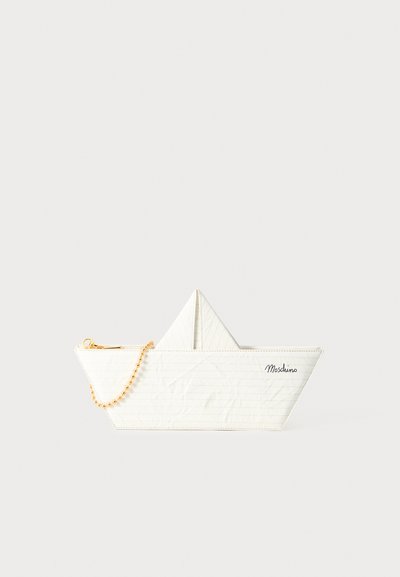 Pochette en cuir blanc en forme de bateau en papier, avec une chaîne dorée, des lignes embossées et un détail de logo sur le côté.