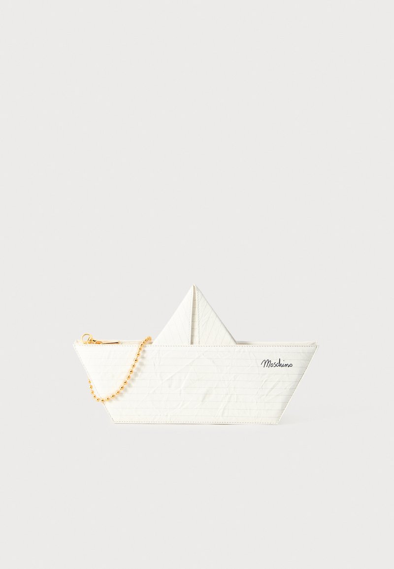 Pochette en cuir blanc en forme de bateau en papier, avec une chaîne dorée, des lignes embossées et un détail de logo sur le côté.