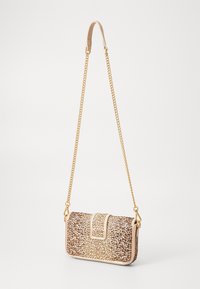Pochette perles avec chaîne dorée, rabat rembourré et surface texturée ornée de tons marron et doré. Forme rectangulaire compacte.