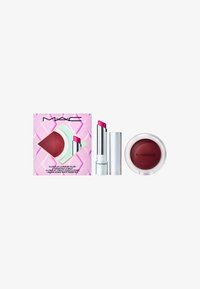 De MAC cosmetics set bevat een fuchsia lipstick en een ronde, diep rode blush in een doorzichtige container, verpakt in een roze geometrische doos.
