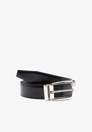 Zwarte leren riem met een gladde afwerking, voorzien van een zilveren metalen gesp. De riem is breed en heeft nette stiksels langs de randen.