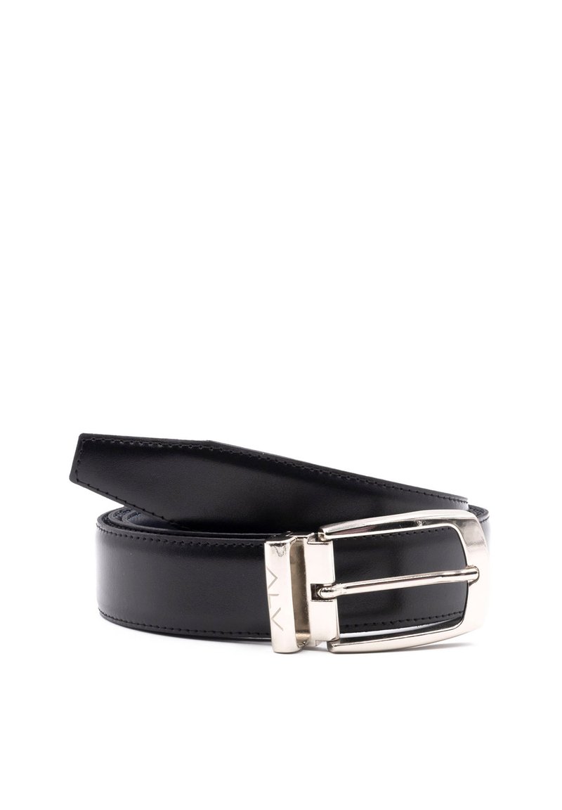 Zwarte leren riem met een gladde afwerking, voorzien van een zilveren metalen gesp. De riem is breed en heeft nette stiksels langs de randen.