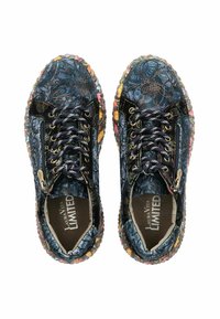 Modré sneakers s květinovým vzorem a tmavým textilním svrškem, pletenou vícebarevnou podrážkou a černými tkaničkami. Obsahují vyražený detail loga.