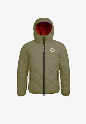 Olivgrüne gesteppte Jacke mit Kapuze, ausgestattet mit einem schwarzen Reißverschluss, zwei Seitentaschen und einem roten Innenfutter mit einem Logo-Patch auf der Brust.