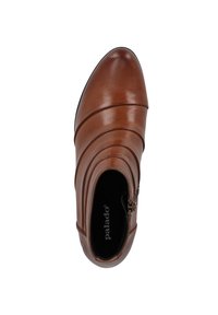 Botín de cuero marrón con punta afilada, diseño plisado, cremallera lateral y una textura suave con un interior negro.