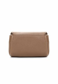 Braune Leder-Clutch mit strukturierten Oberfläche, rechteckiger Form und einer leichten Oberlfalte. Einfaches Design ohne sichtbare Beschläge.