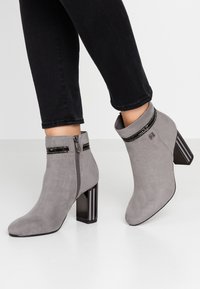 Laura Biagiotti Botines de tacón - grey