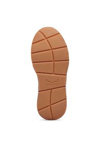 Suela de zapato de goma en naranja con un patrón de surcos en zigzag, que presenta secciones texturizadas y una impresión de logotipo de "Voile Blanche."