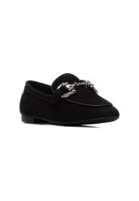 Mocasines de ante negro con punta afilada, que presentan un elegante detalle en cadena de plata brillante y un pequeño tacón. Textura suave con acentos de costura.