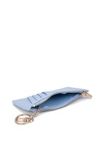 Lichtblauwe leren sleutelhanger zak met een ritssluiting, getextureerd voorkantpaneel en goldkleurige hardware. Binnenkant gevoerd met blauwe stof.