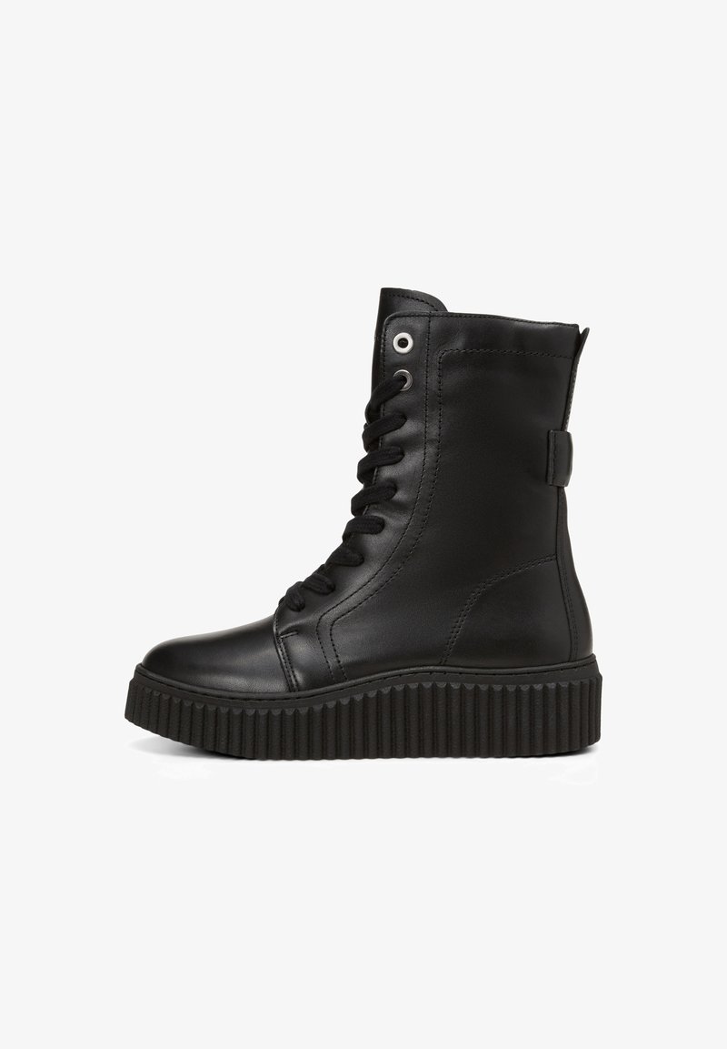 Botte en cuir noir à lacets avec semelle épaisse crantée et tige montant à la cheville, vue de côté sur fond blanc.